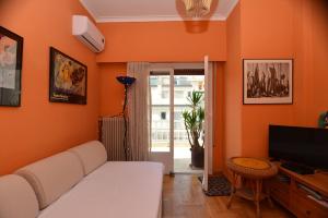 Athens Sunny top floor apartment 10 min from metro
