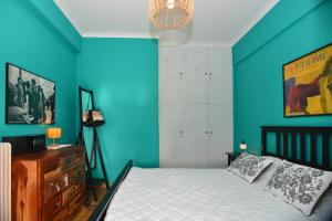 Athens Sunny top floor apartment 10 min from metro