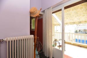 Athens Sunny top floor apartment 10 min from metro