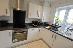Spacious 3BR House with 3 Bathrooms ideal for Families, Professionals and Relocators near NEC, BHX, HS2 and JLR with Travel Cot, Pets Allowed and Free Parking