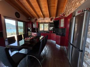 Smaragdine Blue Villa, by GreecingStays