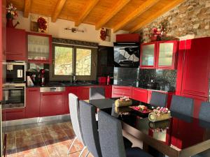 Smaragdine Blue Villa, by GreecingStays