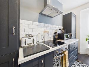 Elegant 1-Bed Apt | Central Falmouth | Parking & WiFi | Lockbox Entry | Walk to Town & Pubs | Quiet Residential Road | Top Floor Apartment | Near Train Stations & Beaches