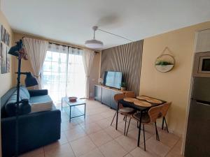 Greatly located apartment with heated pool, Los Cristianos