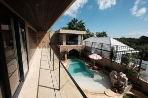 Slim Summer House, 4 bedroom Mid Century Villa in Uluwatu