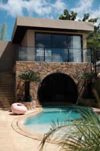 Slim Summer House, 4 bedroom Mid Century Villa in Uluwatu