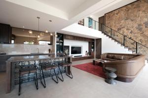 Slim Summer House, 4 bedroom Mid Century Villa in Uluwatu