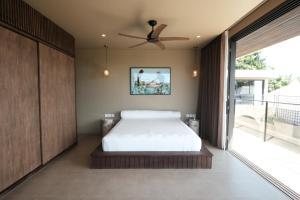 Slim Summer House, 4 bedroom Mid Century Villa in Uluwatu