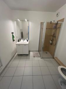 Nice 2P quiet, tram, convenient