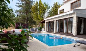 Villa Althea, Pool, Mountain Views, BBQ ,Patio in Laneia