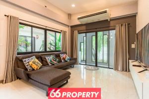 Twin Peaks Villa near Shopping Hub