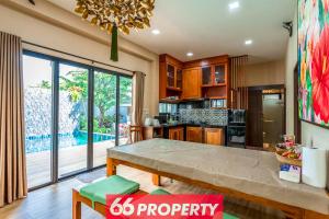 Twin Peaks Villa near Shopping Hub