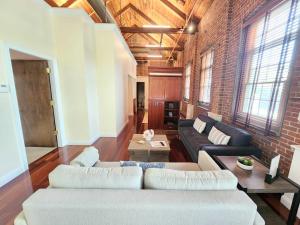 Jennifers Historic Riverfront Loft Private Patio