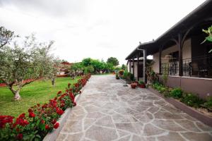 Red Roses-Traditional House