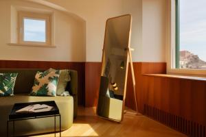 Deluxe Studio Socialist Chic Flavor