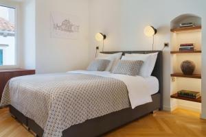 Deluxe Studio Socialist Chic Flavor