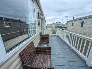 Great 6 Berth Caravan In Essex At St Osyth Beach Holiday Park Ref 28018Mv
