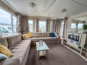 Great 6 Berth Caravan In Essex At St Osyth Beach Holiday Park Ref 28018Mv
