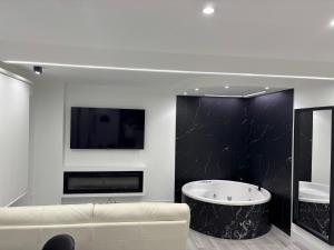 B&W Suite Andrés de la Llosa