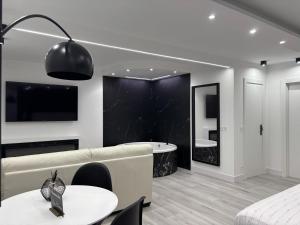 B&W Suite Andrés de la Llosa