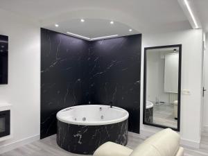 B&W Suite Andrés de la Llosa