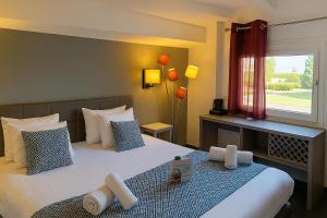 Connecting Rooms with heated swimming pool access room in Hotel Gil De France