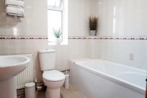 The Birds Nest by Sheppey Stays- Pet Friendly Cozy Coastal Escape - Sleeps 6 with Parking - Great Rates for Long Stays