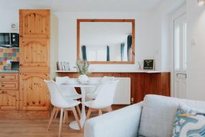 The Birds Nest by Sheppey Stays- Pet Friendly Cozy Coastal Escape - Sleeps 6 with Parking - Great Rates for Long Stays