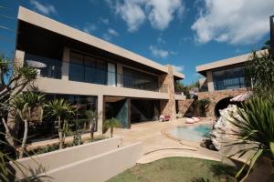 Slim Summer House, 4 bedroom Mid Century Villa in Uluwatu