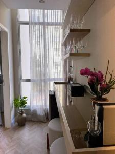 Apto Moderno Recém Reformado, 200 mts da Praia.