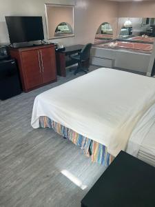 King Suite with Hot Tub - Non-Smoking room in Americas Best Value Inn Torrington CT