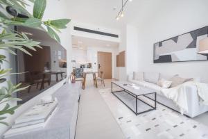 Free housekeeping visits during your stay - StayShort - Modern 1-Bedroom in JVC Sleeps 4