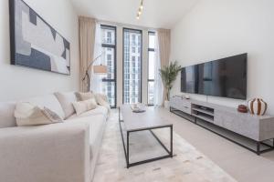 Free housekeeping visits during your stay - StayShort - Modern 1-Bedroom in JVC Sleeps 4