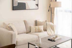 Free housekeeping visits during your stay - StayShort - Modern 1-Bedroom in JVC Sleeps 4