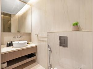 Lux Burj View Studio in Downtown 10 min Dubai Mall