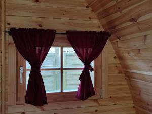 Minihotel "Hobbit Town" am See an der Mecklenburger Seenplatte, Schlaffass