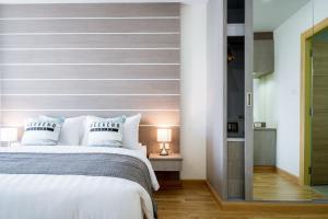 NEW amazing apartment by the beach with seaview