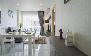 NEW amazing apartment by the beach with seaview