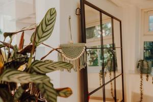 NovaCrest - Stylish 3 Bedroom with Parking - Sleeps 5