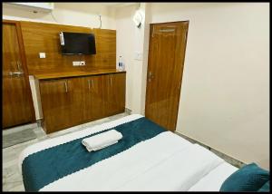 HOTEL RUDRAA STAY Near Kashi Vishwanath Temple - fully Air Conditioned Guest House - Best Guest House IN VARANASI