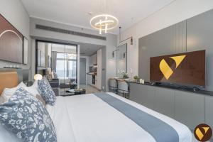 Vogue Vacation Homes, Downtown Mag318 near Burj Khalifa and Dubai Mall, Studio Apartment with Balcony, Canal and City View, Access toAmenities