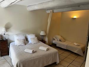 B&B / Chambres d'hotes La Bastide des Pins : Chambre Triple - Vue sur Jardin
