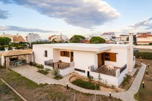 Artemida Beachside Villa Escape - 50m by the Sea