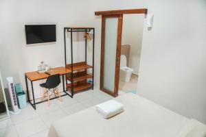 Greek House - Room with Desk, Shared Pool and Kitchen 8