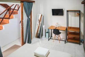 Greek House - Room with Desk, Shared Pool and Kitchen 8