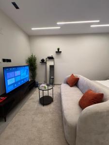 Self entry Modern Studio