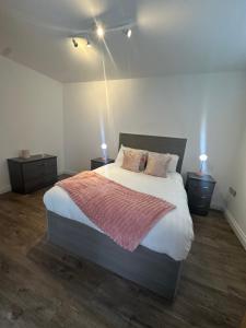 59 MINT DRIVE 2 Bedrooms with CAR Or Van PARK,WIFI,NETFLIX No Deposit Required