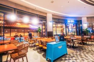 AIR Residence Wondeful Condo Ayala Ave 1703 Central Makati Swim Gym