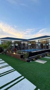 فيلا ايمان مسبح وحوش وجلسات خارجيه مع ملعب كرة قدم