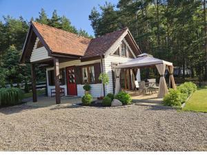 Domek pod sosnowym lasem